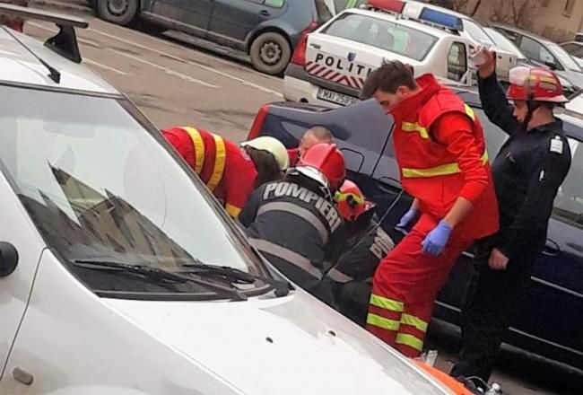 Un bărbat dezbrăcat complet s-a aruncat de la etajul 9. 