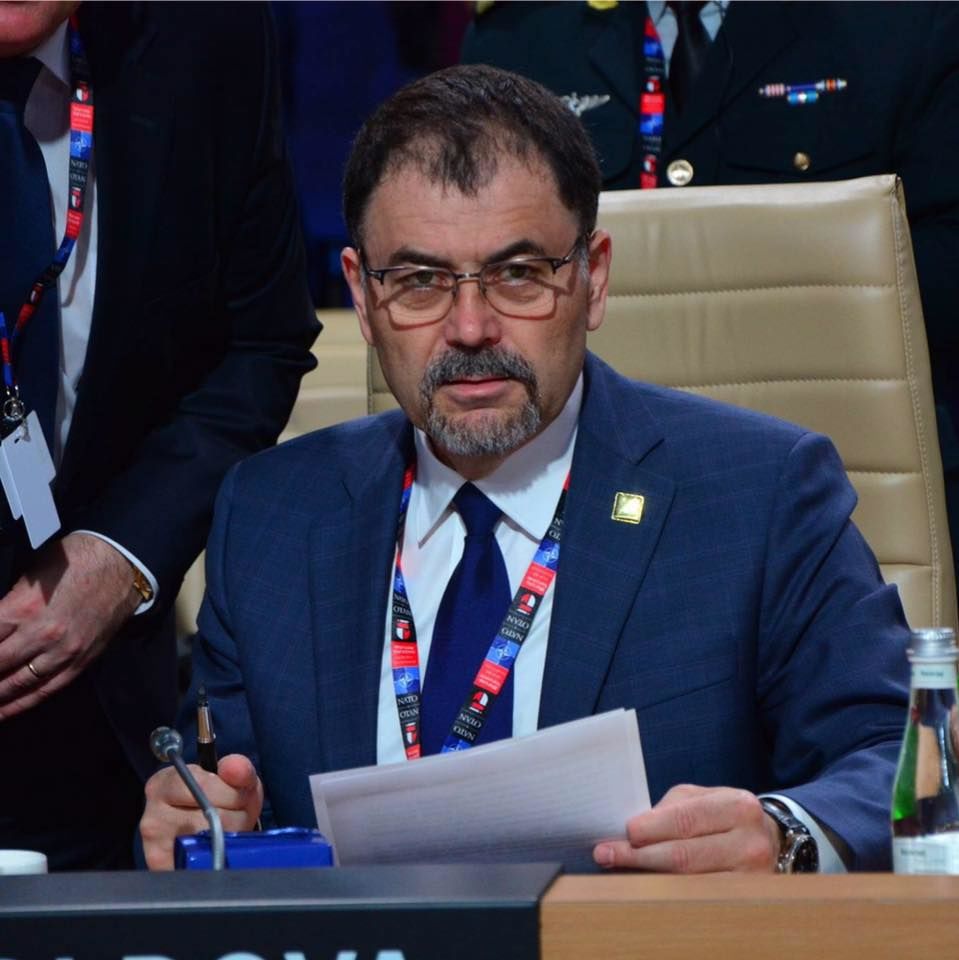 Чиновник не торопится вносить изменения в графу о деятельности на своей странице в социальной сети. 