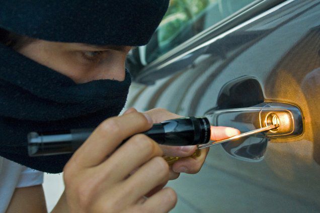 Cei patru suspecţi, cu vârste cuprinse între 28 şi 34 de ani, sunt originari din Bender, Chişinău şi Criuleni.