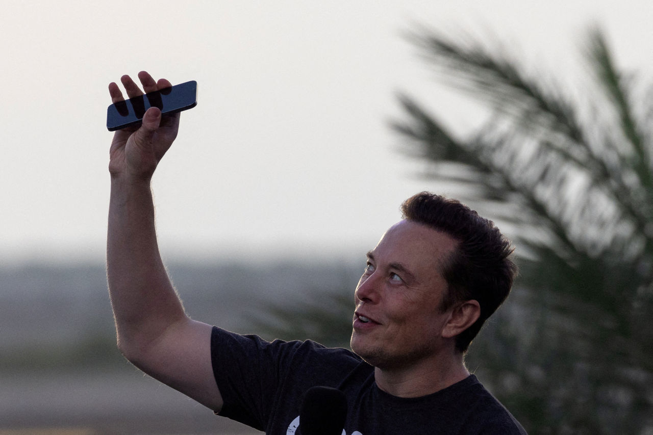 SpaceX показала инвесторам прототип ИИ-гаджета.