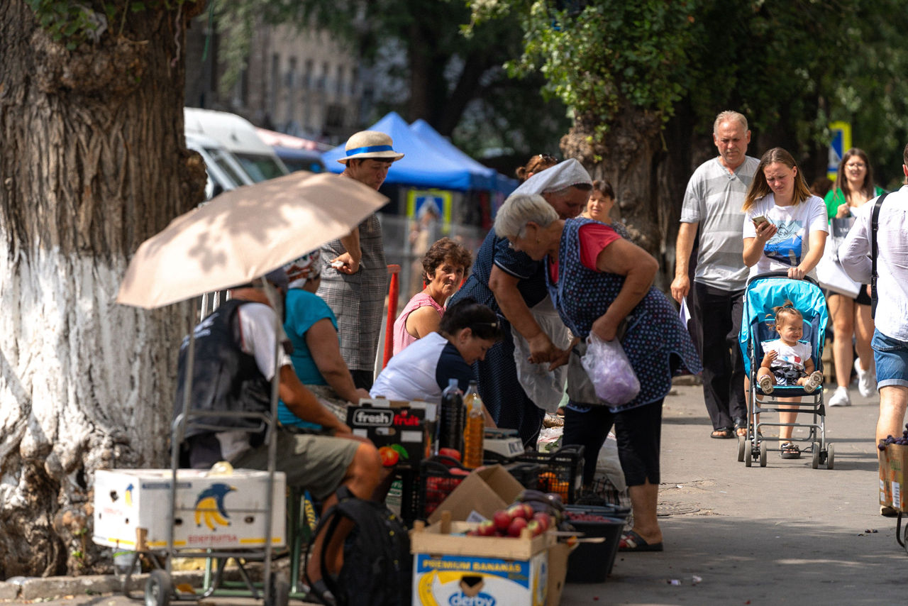 На улицах столицы наблюдается рост несанкционированной торговли. Фото: Point.md