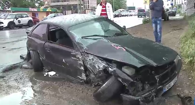 Potrivit martorilor, şoferul automobilului ar fi ieşit la depăşire şi a lovit în plin microbuzul.