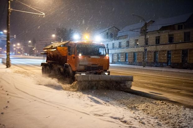 Noapte grea pentru drumari: Au intervenit cu 64 de autospeciale