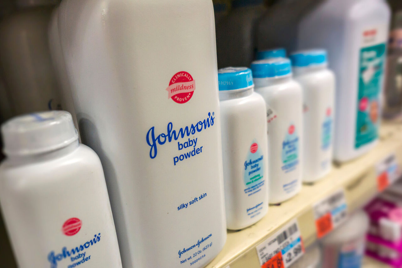 Johnson &amp; Johnson выплатит $5,5 млрд по искам о тальке, вызывающем рак.