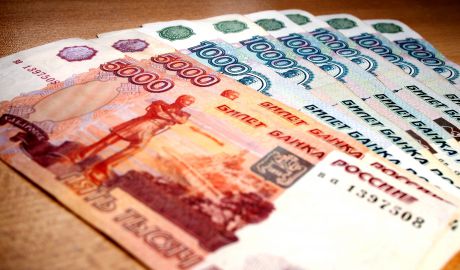 Nici anularea sancţiunilor nu mai poate salva economia rusă. Foto: wikipedia.org