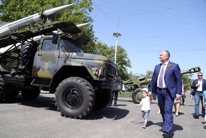 Этим утром глава государства сам посетил выставку военной техники вместе с семьей - женой и детьми.
