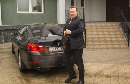 Гурин тоже поменял старый служебный «Mercedes» на «BMW 535ix Drive».
