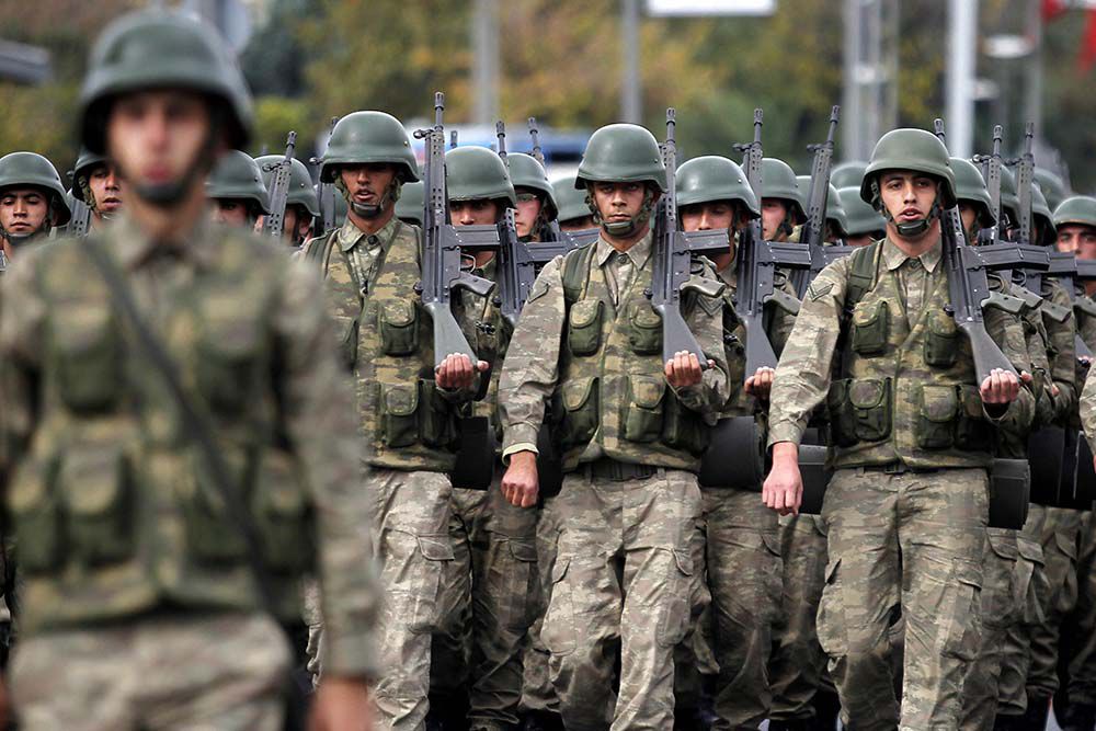 Сообщается, что турецкие военные открыли ответный огонь по другой стороне границы.
