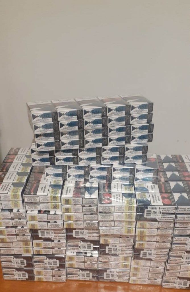 Гражданин Молдовы намеревался улететь в Лондон с набитым сигаретами чемоданом.