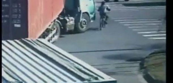 Camerele de luat vederi au înregistrat cum biciclistul este trântit la pământ . Foto: romaniatv.net