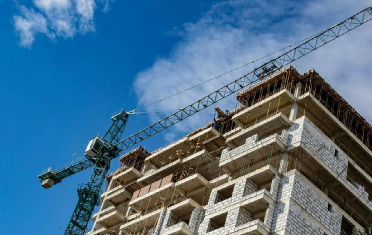 Un bărbat a murit după ce a căzut de la înălțime de pe un șantier din Chișinău.