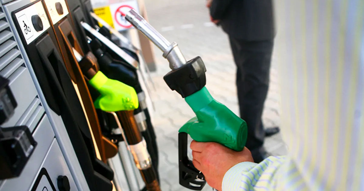 Guvernul a discutat cu petroliștii: Cum vor fi gestionate scumpirile la pompă.
