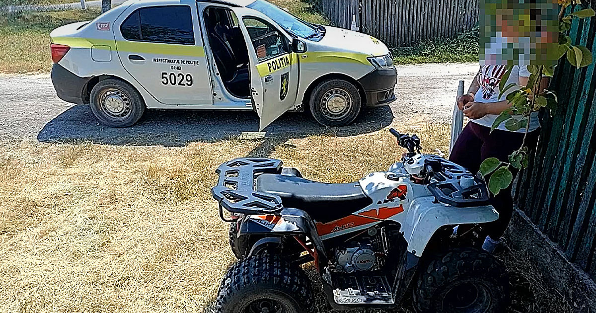 Fără permis, pe ATV și cu copilul în brațe: O tânără a încercat să mituiască polițiștii.