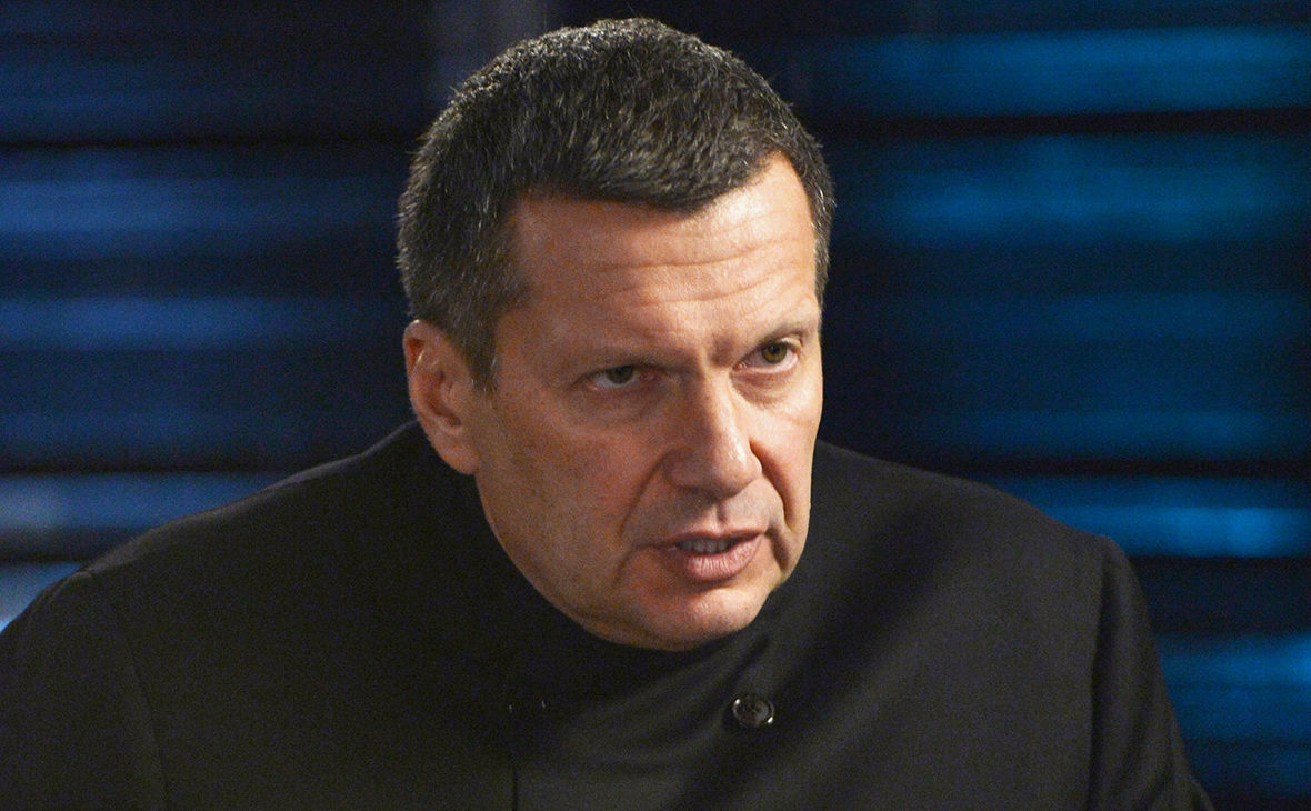 Телеведущий Владимир Соловьев в разговоре с РБК заявил, что Иван Ургант своей шуткой начал «канальные войны».