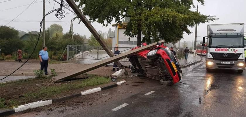 Un şofer a doborât cu maşina doi stâlpi: O femeie a ajuns la spital. Foto: today.md
