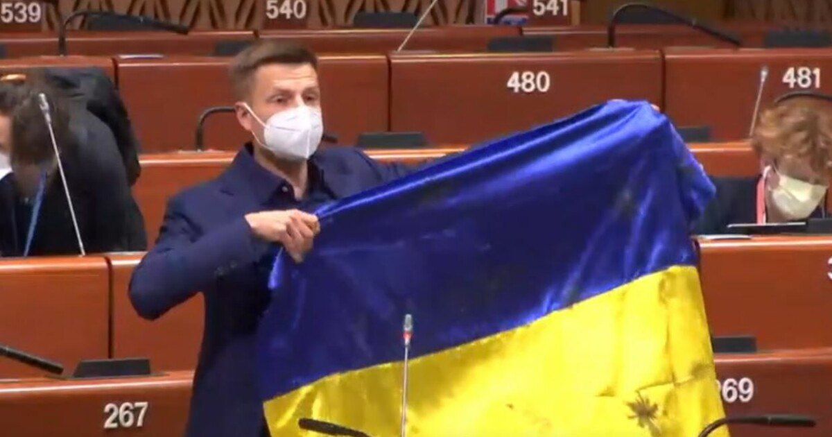 Скандал в ПАСЕ: депутат показал простреленный флаг Украины с Донбасса.