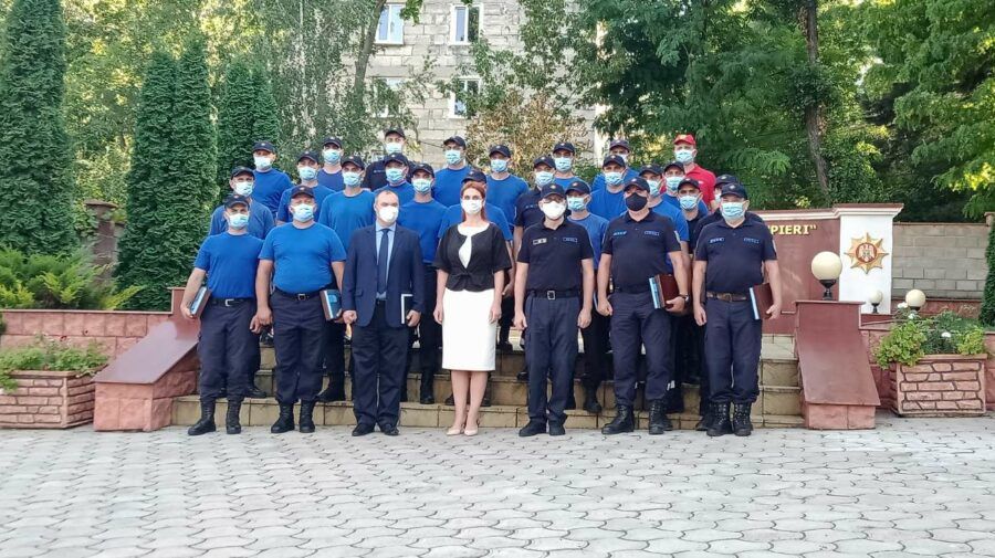 В Молдове торжественно встретили пожарных, прибывших из Греции.