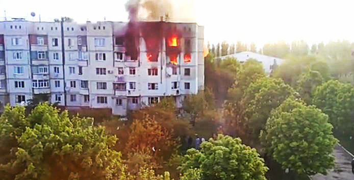 În urma exploziei, au izbucnit focare de ardere în trei apartamente de la etajele 3, 4, şi 5.