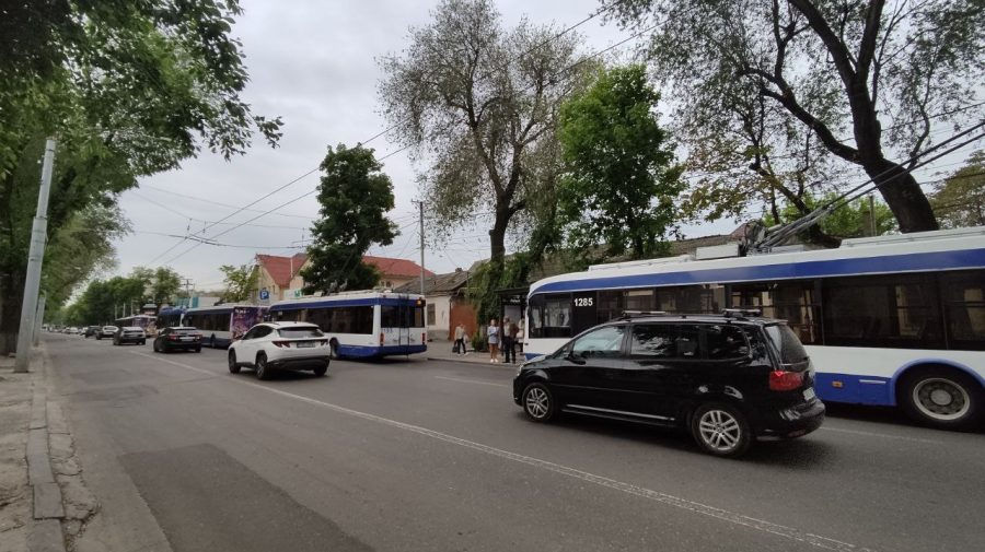В центре Кишинева из-за отключения электричества встали троллейбусы.