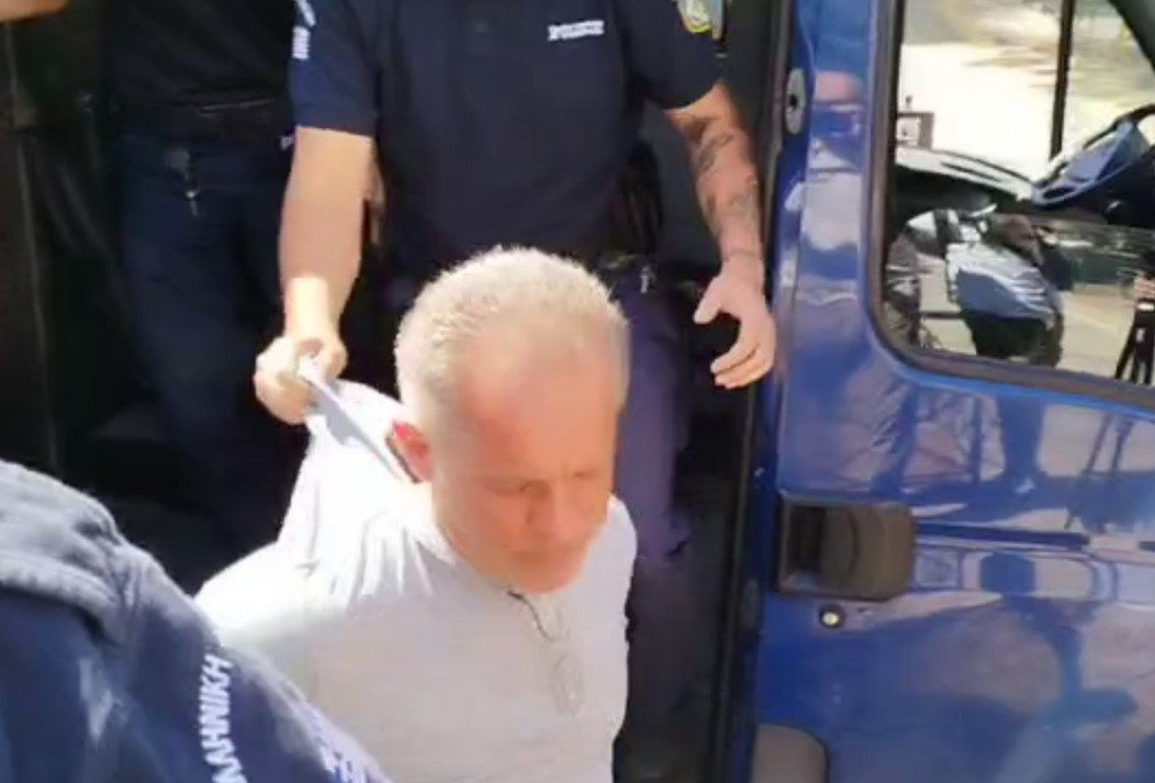 Плахотнюка принудительно доставили в суд в Афинах.