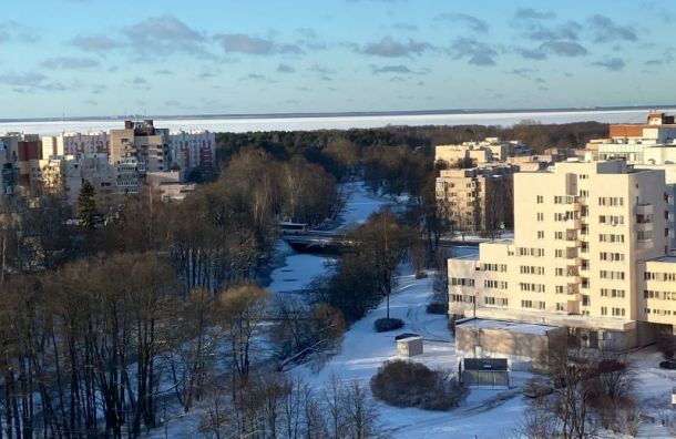 Мужчина лежал без куртки недалеко от Водосливного канала.