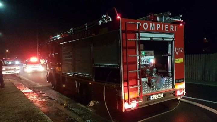 Incendiu într-un bloc din Târgu Neamţ. Sute de persoane, evacuate