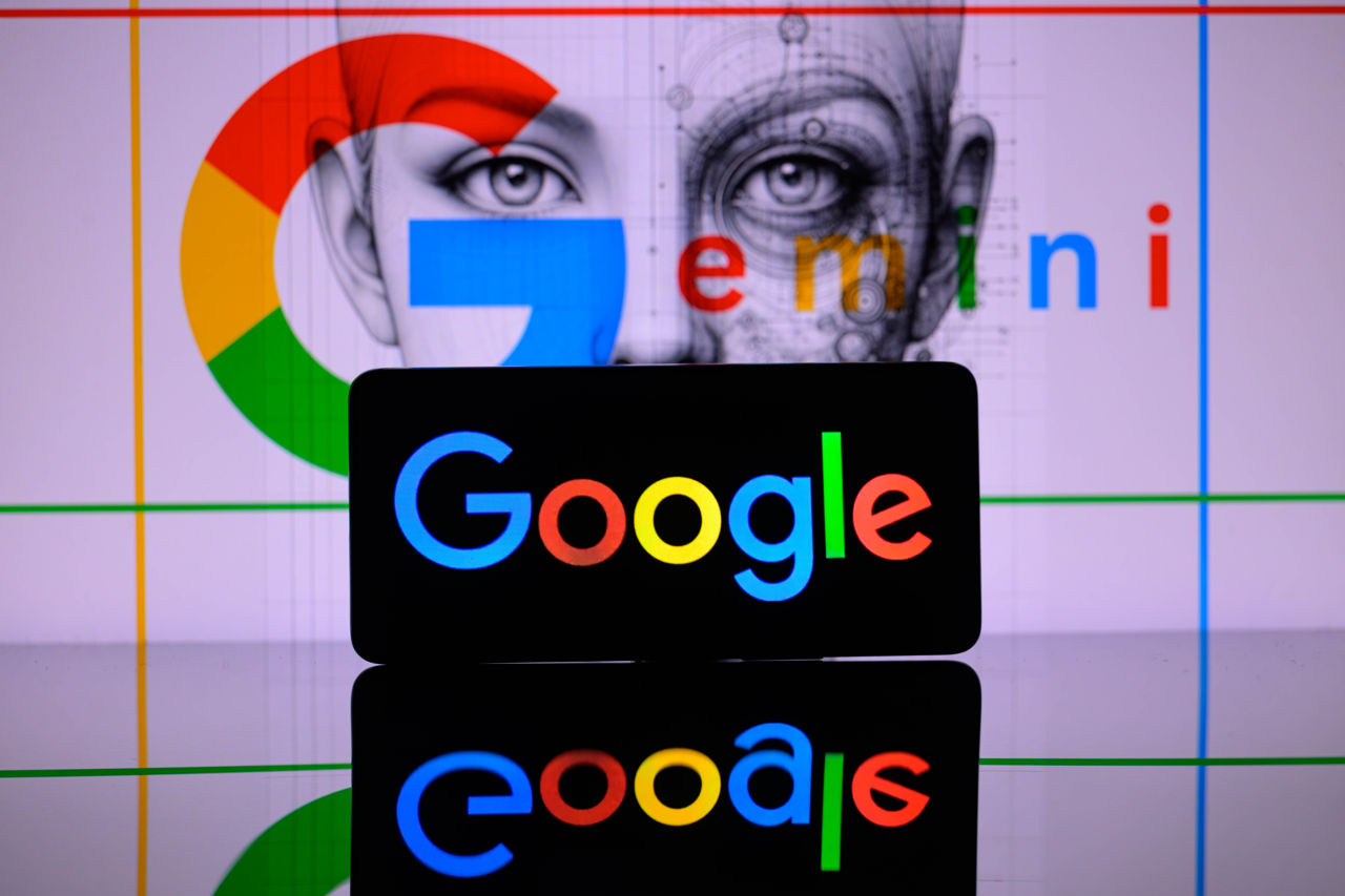 Apple ведет переговоры с Google о внедрении AI-механизма Gemini в iPhone.