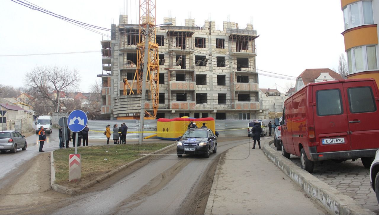 Bărbatul fost convins să coboare de pe stâlp după patru ore de negocieri.