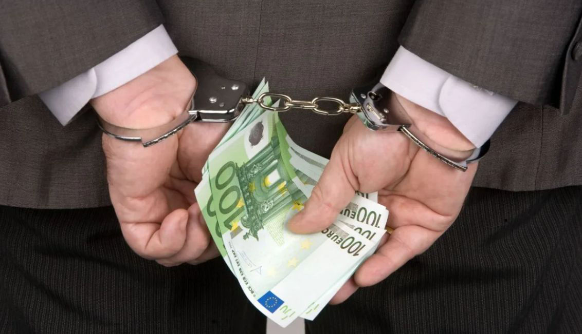 Адвокат пообещал подсудимому оправдать его за покушение на убийство.