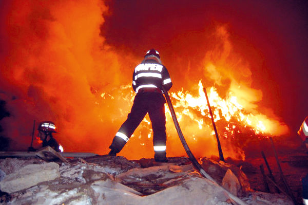 Crengile depozitate în urma intemperiilor din aprilie sunt în pericol de incendiu. Foto simbol: vremeanoua.ro
