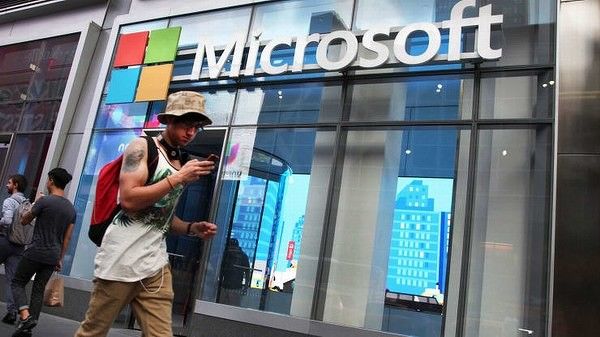 Microsoft закрывает офлайн-магазины.