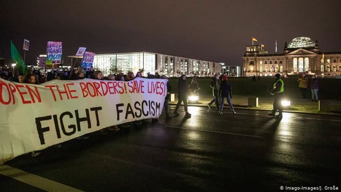 В Германии тысячи протестующих требовали открыть границы ЕС.