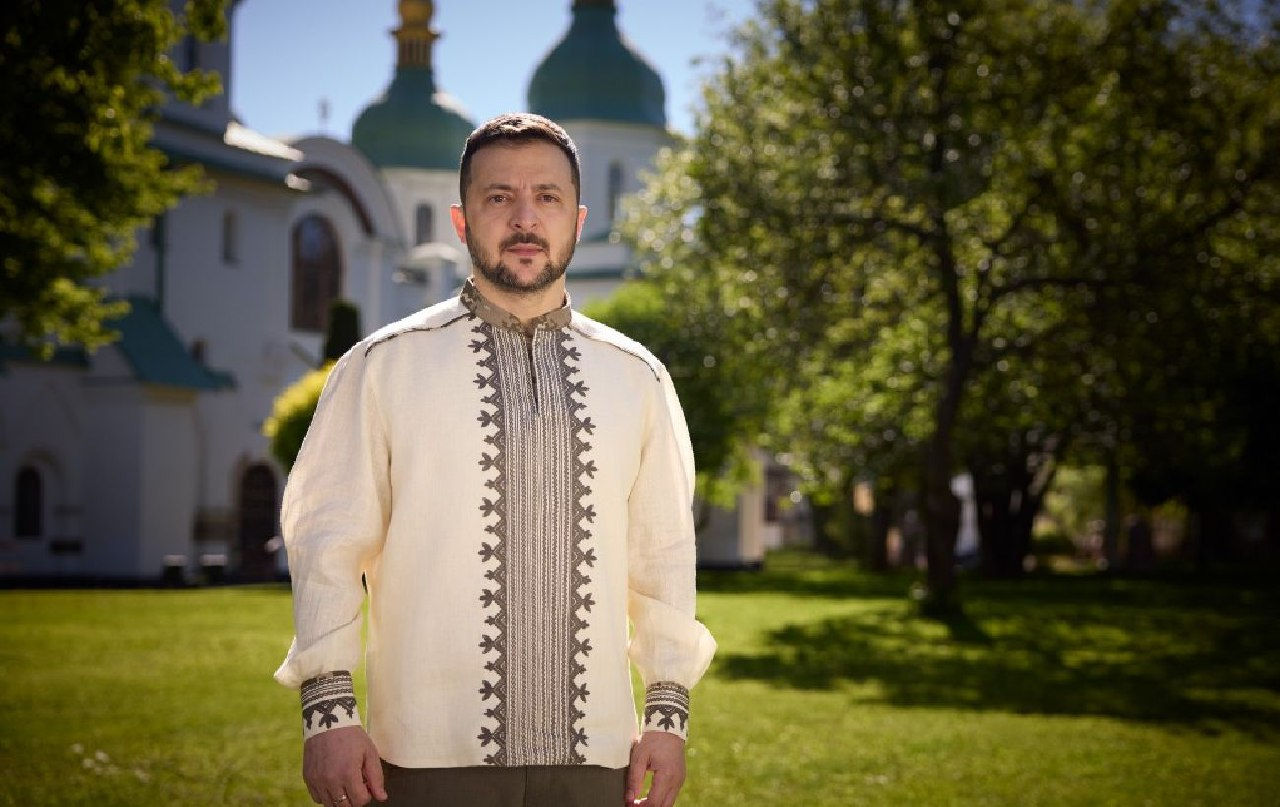 Зеленский: У Бога на плече - шеврон с украинским флагом.