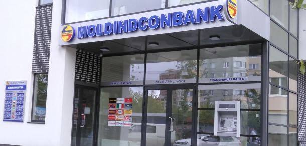 Două persoane din cadrul filialei Centru a Moldindconbank au fost reținute cu puțin timp în urmă.  Foto: micb.md