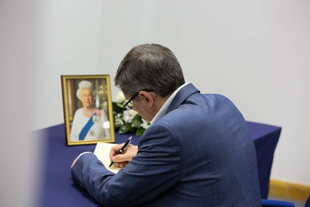 Гросу с группой депутатов оставили запись в книге соболезнований в связи с кончиной Елизаветы ll.