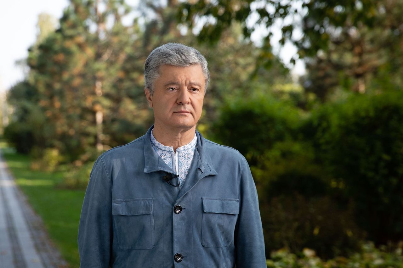 Сильно похудевший Порошенко сообщил, что вылечился от коронавируса.
