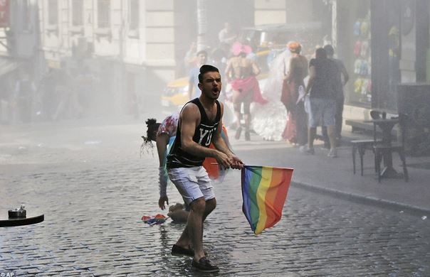 Incidente violente au avut loc la o paradă gay organizată la Istanbul.