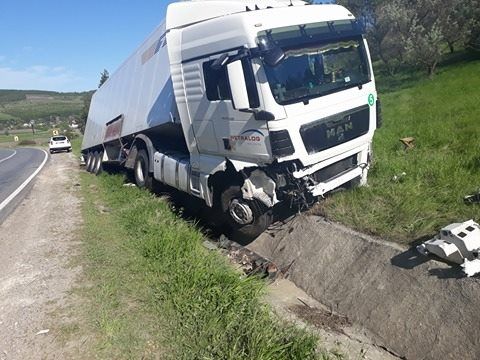 Водитель уже несколько дней ночует у грузовика.
