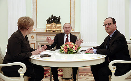 Кремль сообщает о том, что состоялся телефонный разговор Путина с Меркель и Олландом.