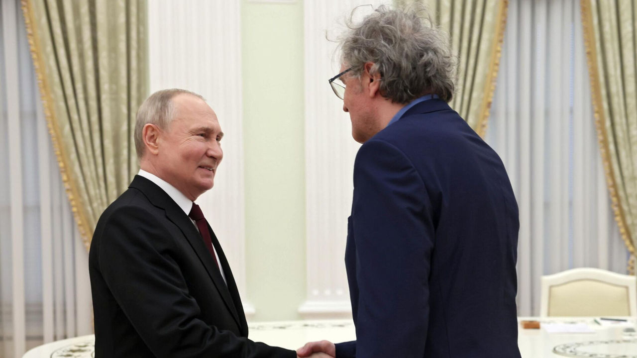 Глава России Владимир Путин встретился в Кремле с сербским режиссёром Эмиром Кустурицей. 