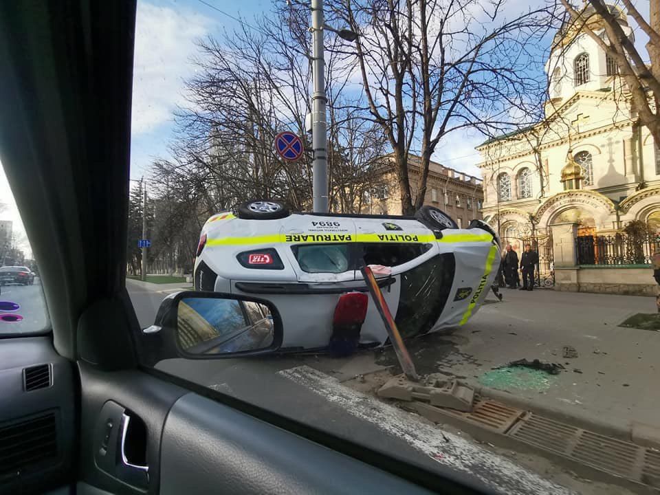 В центре Кишинева перевернулся автомобиль полиции.