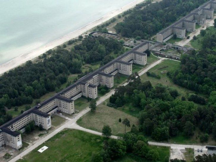 Un hotel ce ar putea să adăpostească 25.000 de oameni stă în prezent părăsit. 