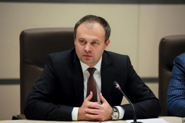 Candu îi ia apărarea ministrului Justiției despre care spune că nu ar avea nimic cu compania „Fly One”. 