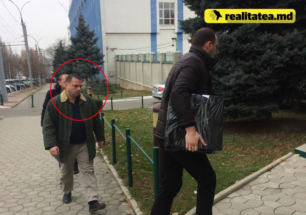 В четверг было проведено 46 обысков по месту жительства и в рабочих кабинетах чиновников и экономических агентов.