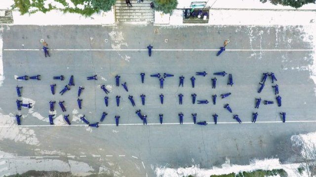 Пограничные полицейские вместе с руководством департамента отжались 22 раза.