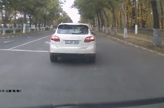 Водитель Porsche Cayenne был заснят при нарушении правил дорожного движения на улицах города Бельцы.