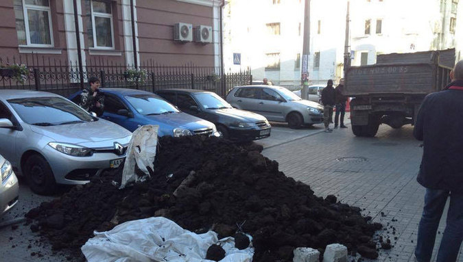 Журналисты планируют удобрить навозом клумбы с цветами у себя под окнами. Фото: facebook.com