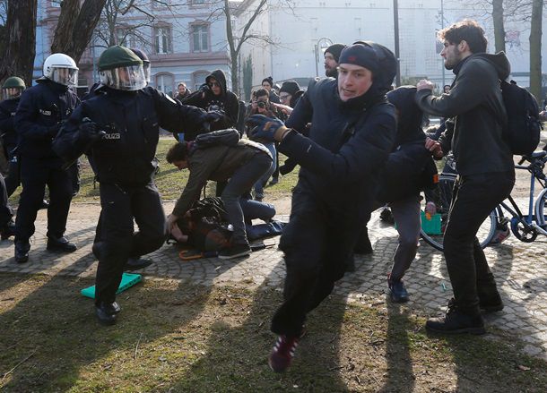 Участники протеста выступают против политики "тройки" и Европейского Центробанка.