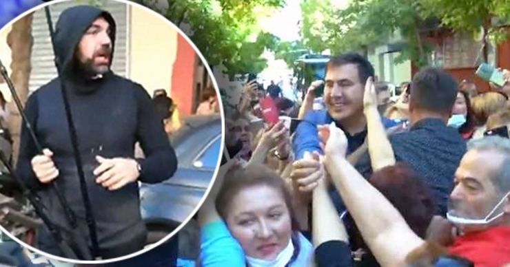 На Саакашвили набросился мужчина в капюшоне, который и нанес несколько ударов по голове. Фото: Point.md.