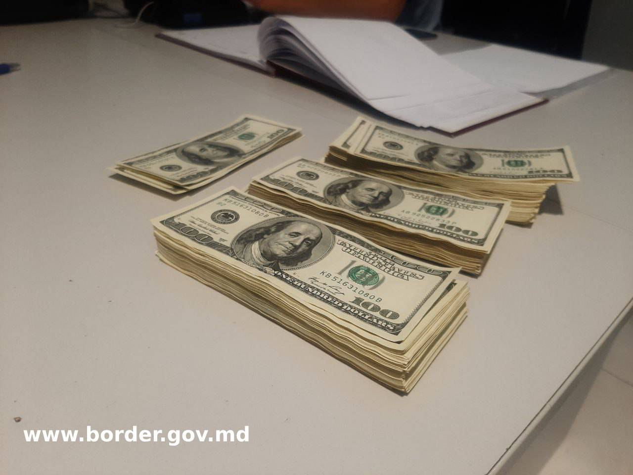 Пограничники нашли в багаже иностранки незадекларированные $27 000.